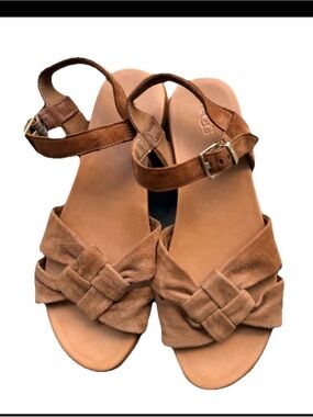UGG Neusch Women’s Suede platform Knotted Ankle Strap Sandals sz8